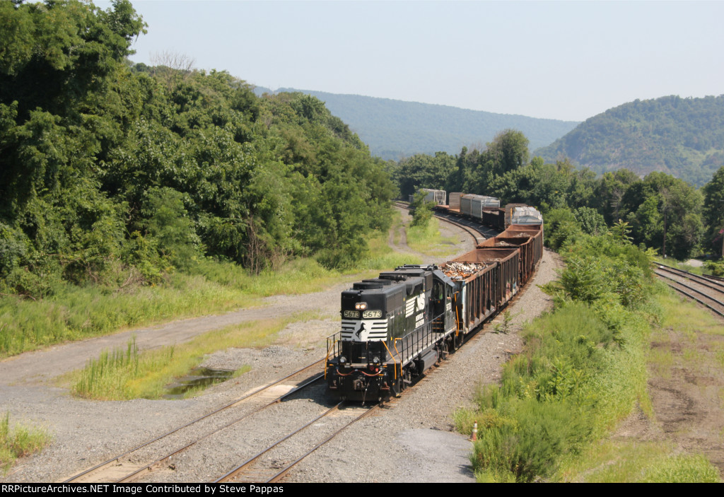 NS 5673 with train HH11 coming into Enola Yard